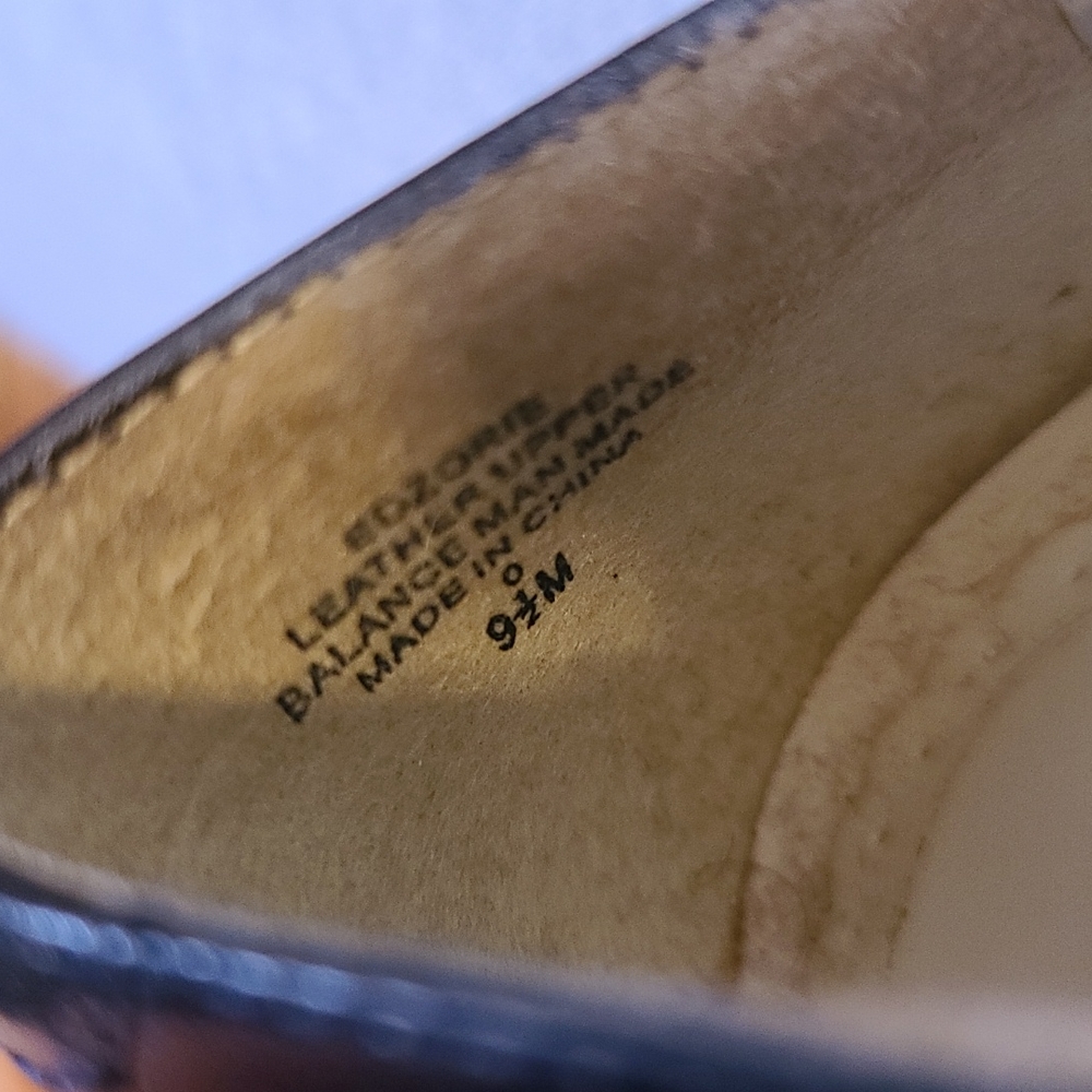Button detail Bandolino dress heels. - Picture 5 of 6